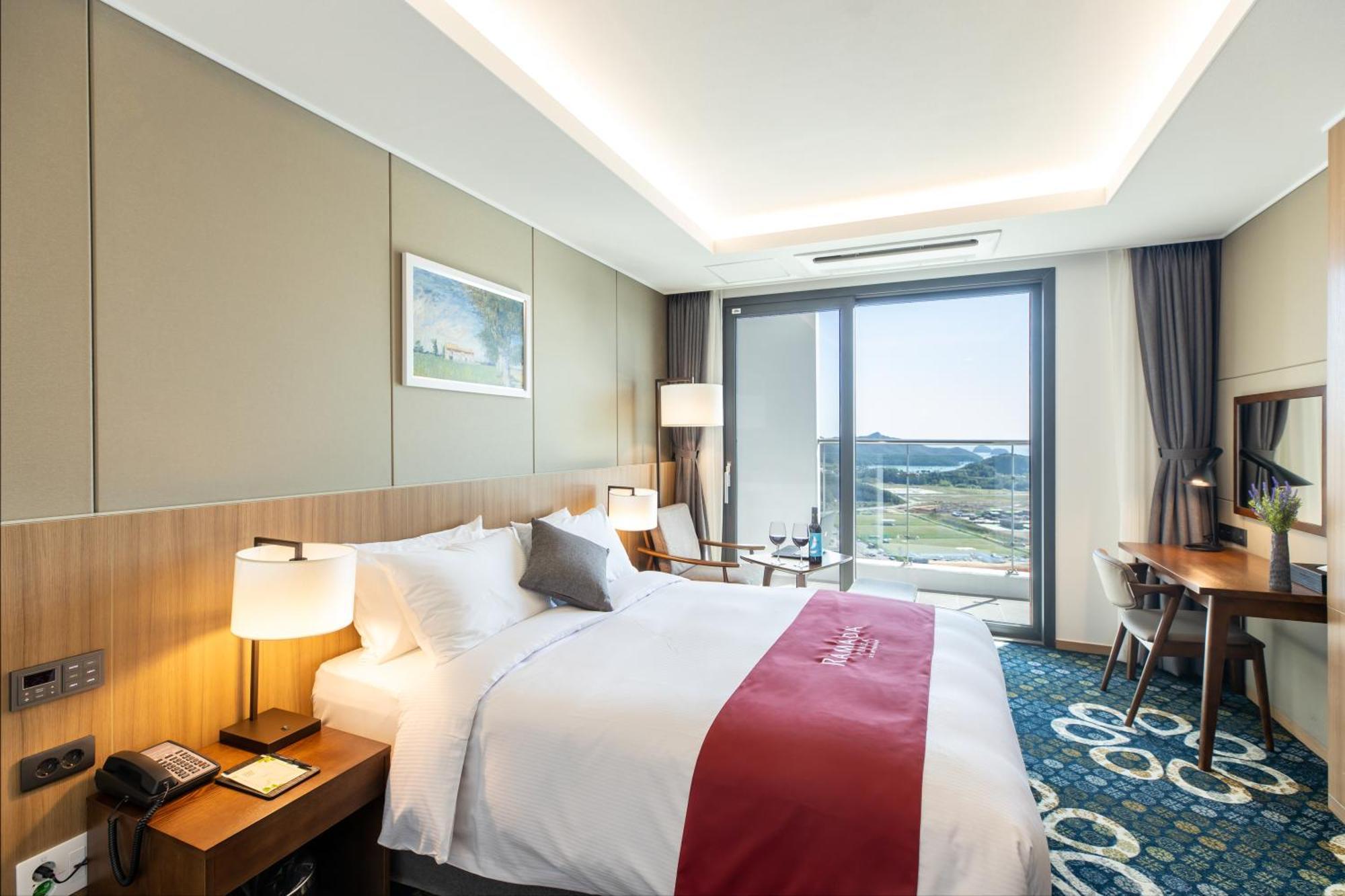 Ramada Plaza by Wyndham Dolsan Yeosu Otel Dış mekan fotoğraf